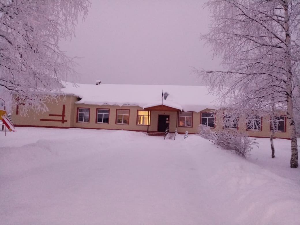 Центральный вход школы зимой