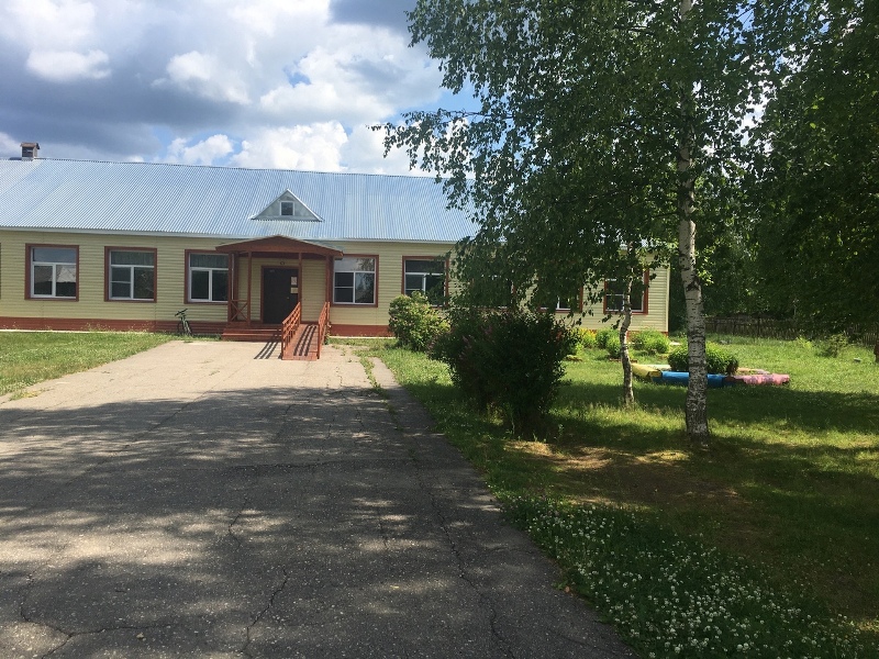 Центральный вход школы летом