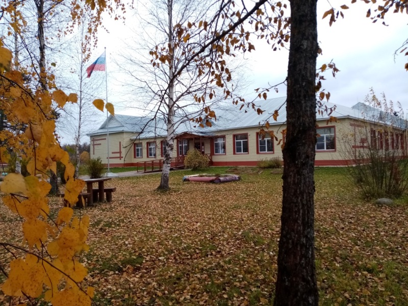 Пандус около школы осенью